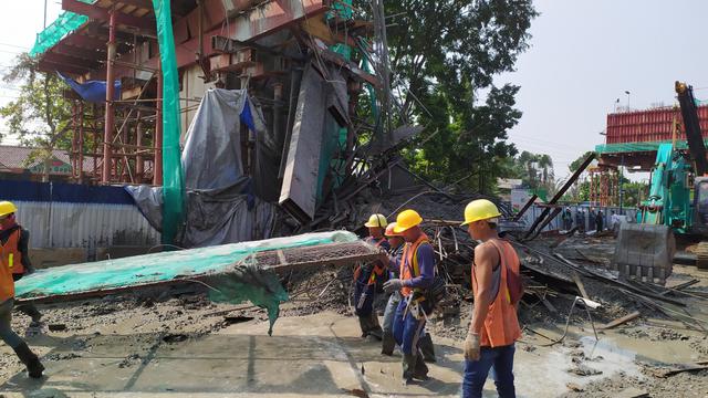 Kepala tiang Tol Bogor Outer Ring Road (BORR) yang berada di Jalan Soleh Iskandar, Tanah Sareal, Kota Bogor, ambruk pada Rabu (10/7/2019) dini hari. (Liputan6/Achmad Sudarno)