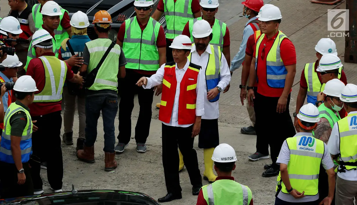 Presiden Joko Widodo meninjau pengerjaan proyek terowongan bawah tanah mass rapid transit (MRT), fase 1 di Bundaran HI, Jakarta, Rabu (7/3). Peninjauan untuk memastikan kesiapan MRT Jelang ASIAN Games 2018. (Liputan6.com/Johan Tallo)