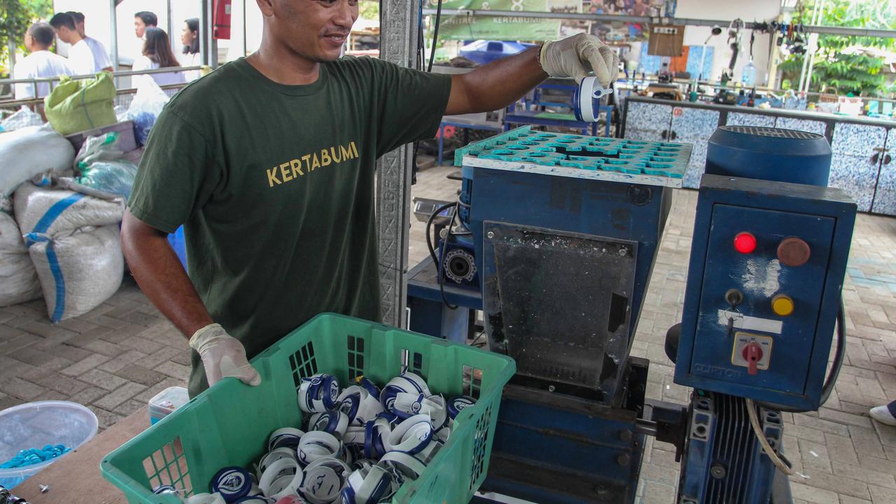 FOTO: Potret Pengolahan Sampah Plastik di Bank Sampah Kertabumi