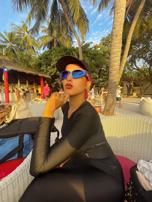 Tampil stylish saat jalani liburan, keseruannya dalam liburan ini banyak disorot netizen. Dengan penampilannya yang berambut merah ini Tasya Farasya disebut seperti Ariel dalam film Disney. (Liputan6.com/IG/@tasyafarasya)