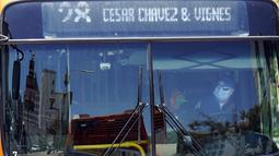 Seorang sopir bus memakai masker saat menjemput penumpang di sepanjang Hill Street, Los Angeles pada Rabu (13/7/2022). Los Angeles County mungkin memberlakukan mandat masker pada 29 Juli 2022 jika jumlah COVID-19 terus meningkat. (AP Photo/Marcio Jose Sanchez)