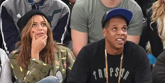 Beyonce Knowles melepas rindu dengan ayah kandungnya, Mathew Knowles. Dengan kesibukan aktivitas manggung Beyonce, dirinya jarang meluangkan waktu untuk ayahanda bahkan keluarga. (AFP/Bintang.com)