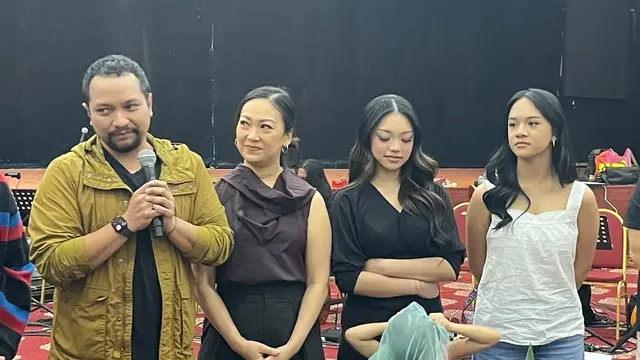 Rangga Djoned, Ria Finola, Naura Ayu, dan Neona dalam syukuran Showcase "Cerita Penuh Cahaya" yang diselenggarakan di kawasan Jakarta Selatan, pada (12/8/2026). (Liputan6.com/Afradhiya N.R)