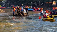 Pak Sueb Mengais Rezeki di Keruhnya Ciliwung