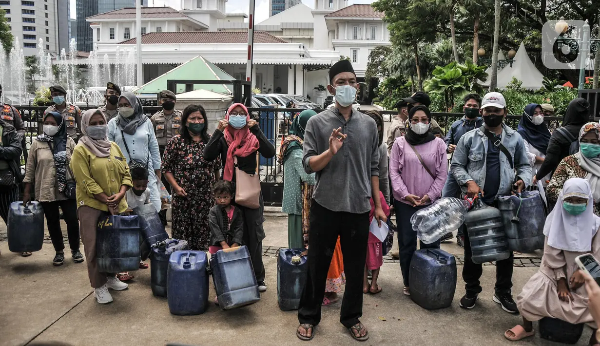 Warga RW 022 Muara Angke membawa jeriken saat berunjuk rasa di depan Kantor Balai Kota DKI Jakarta, Selasa (22/2/2022). Warga menyerahkan surat pengajuan air bersih ke Gubernur DKI Jakarta dan menuntut Pemprov DKI meminta PAM Jaya memberikan pelayanan air bersih. (merdeka.com/Iqbal S. Nugroho)