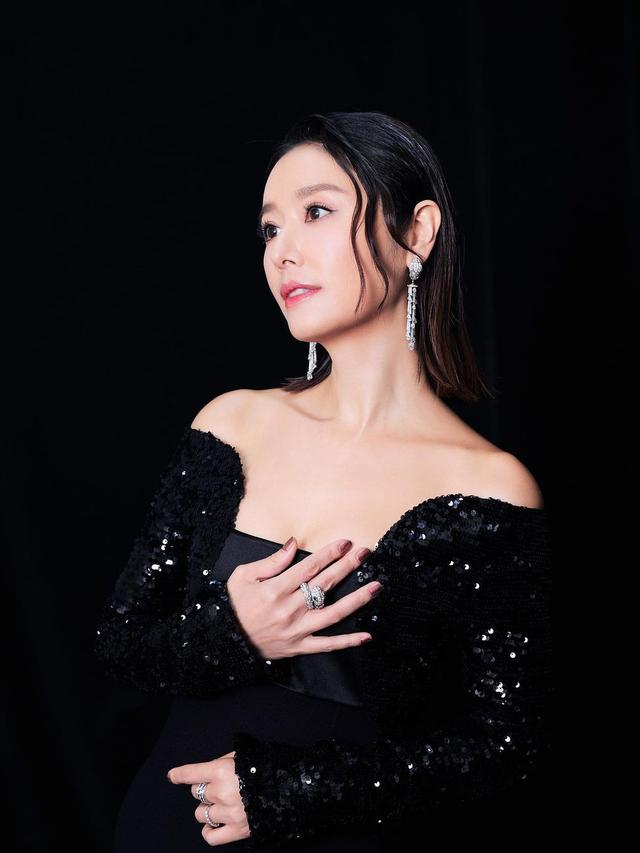 7 Potret Terbaru Ruby Lin Pemain Putri Huan Zhu, Bak ABG di Usia 47 Tahun