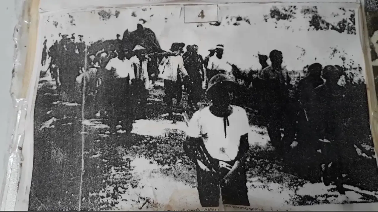 Repro foto Panglima Jenderal Besar Soedirman perang gerilya tujuh bulan. (Foto: Liputan6.com/Muhamad Ridlo)