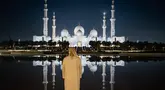 Seorang pria melihat Masjid Agung Sheikh Zayed di Abu Dhabi,  pada tanggal 14 Maret 2025, selama bulan puasa Ramadan. (FADEL SENNA/AFP)