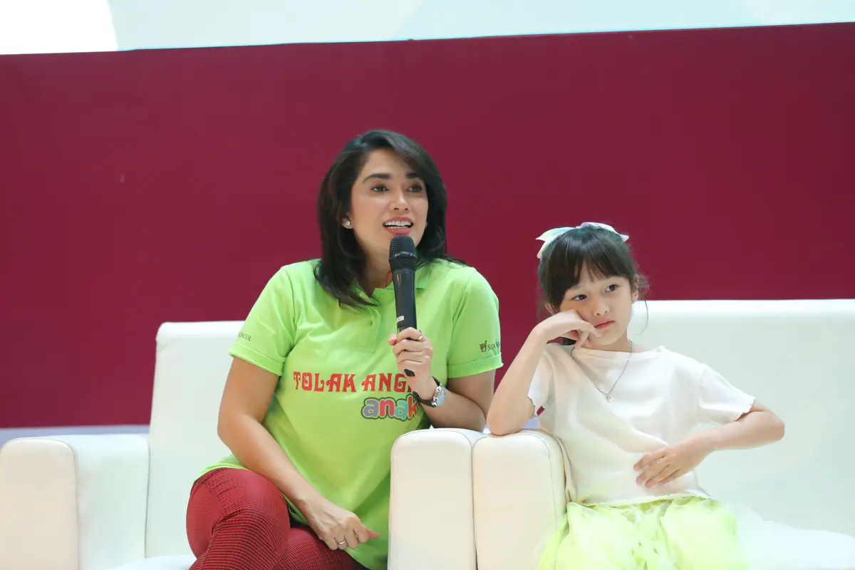 Ussy  Sulistiawaty di talkshow Fimela Fest 2019 bersama Tolak Angin