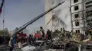 Serangan terhadap bangunan tempat tinggal berlantai sembilan di Ukraina tengah itu terjadi di Uman, sebuah kota yang terletak sekitar 215 kilometer (134 mil) selatan Kyiv. (AP Photo/Bernat Armangue)