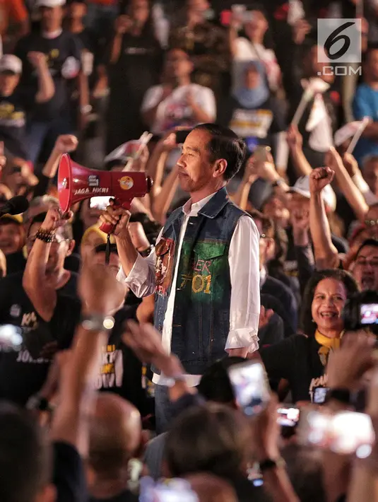 Calon presiden nomor urut 01, Joko Widodo (Jokowi) menggunakan megaphone berwarna merah menyapa para alumni saat menghadiri Deklarasi Alumni Trisakti di Hall Basket, Senayan, Jakarta, Sabtu (9/2). (Liputan6.com/Faizal Fanani)