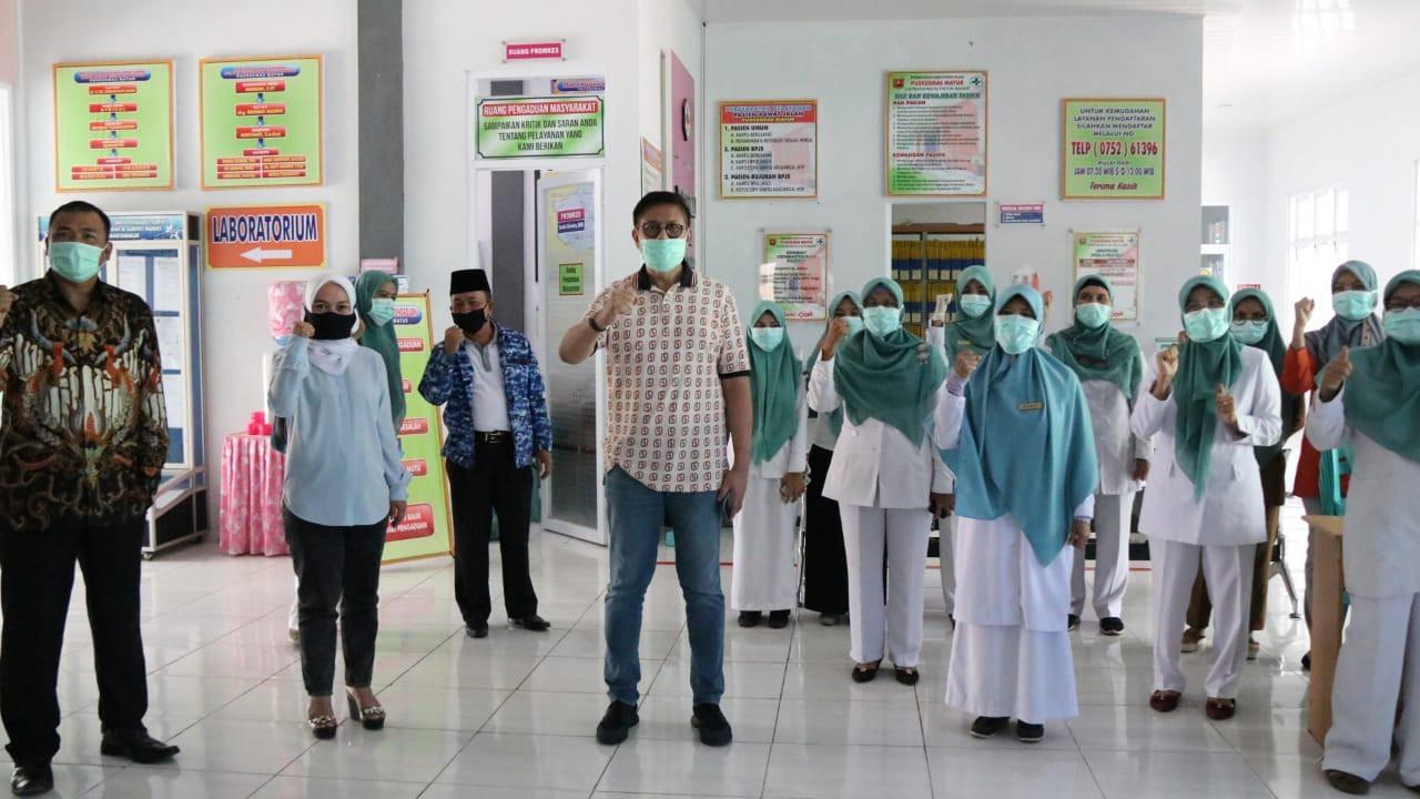 Anggota DPR Mulyadi mendonasikan sejumlah dana pribadi untuk terdampak Covid-19 di Sumbar.