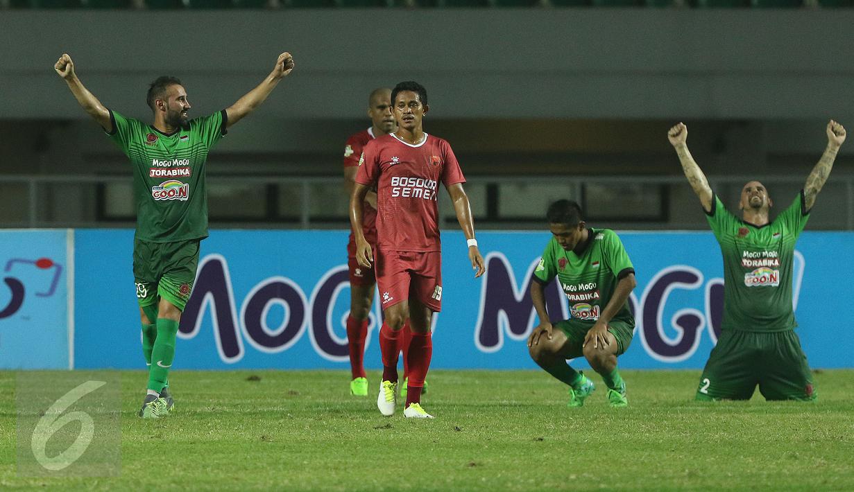 Pemain PS TNI mengangkat tangan merayakan kemenangan atas PSM Makassar di lanjutan LIga 1 Indonesia di Stadion Pakansari, Cibinong, Kab Bogor, Senin (15/5). PS TNI unggul 2-1 atas PSM Makassar. (Liputan6.com/Helmi Fithriansyah)