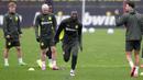 Serhou Guirassy (tengah) dan sejumlah pemain Borussia Dortmund melakukan latihan menjelang laga lanjutan Liga Champions 2024/2025 melawan Real Madrid di tempat latihan Dortmund, Jerman, 21 Oktober 2024. (AP Photo/Martin Meissner)