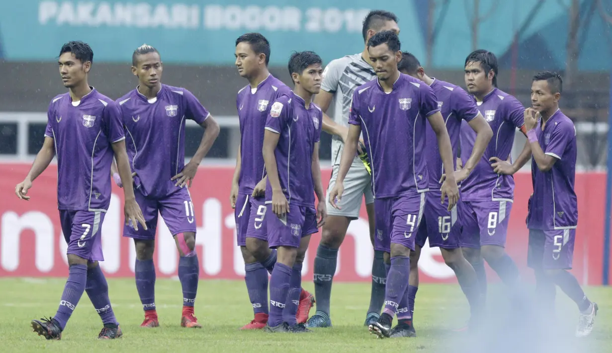 Para pemain Persita Tangerang tampak lesu usai ditaklukkan Kalteng Putra pada laga Liga 2 di Stadion Pakansari, Jawa Barat, Selasa (4/12). Kalteng menang 2-0 atas Persita. (Bola.com/M. Iqbal Ichsan)