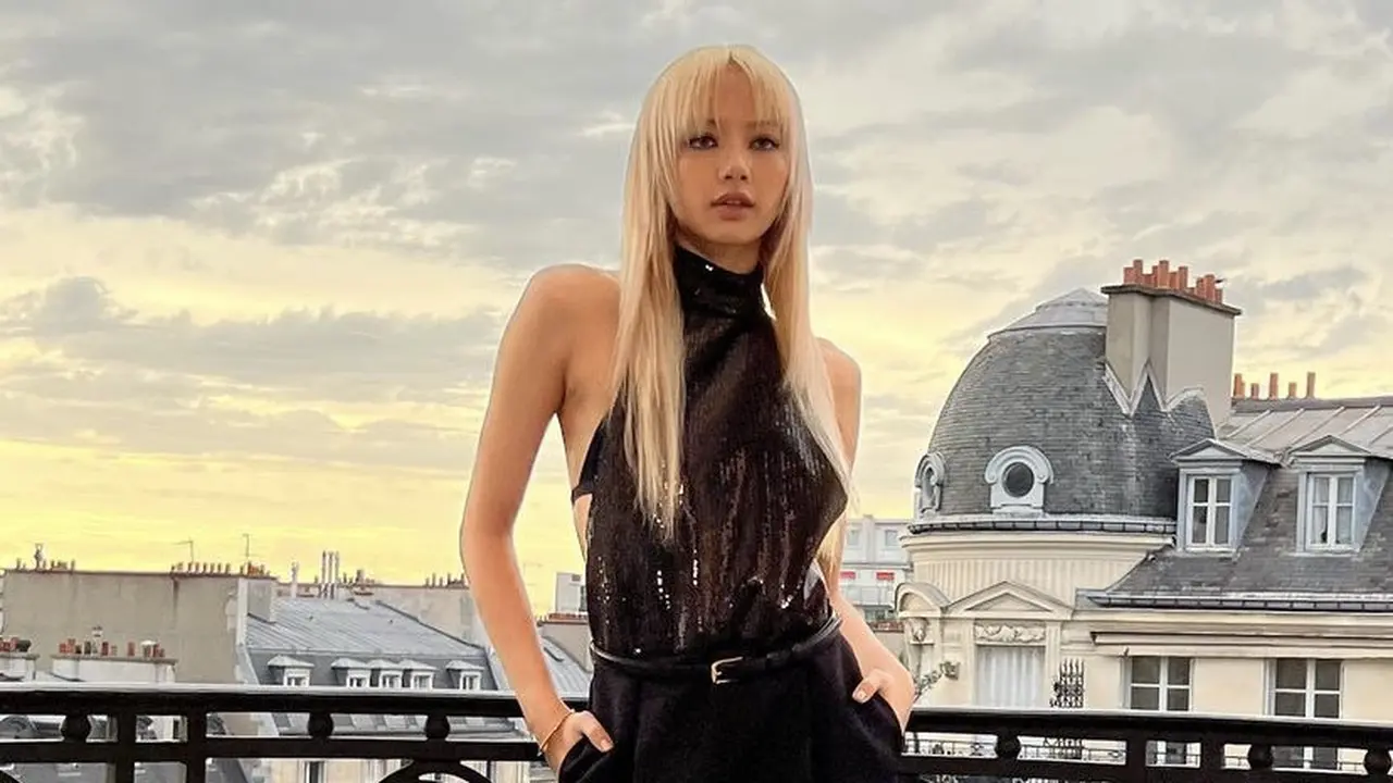 Lisa BLACKPINK Kembali Tampil dengan Gaya Rambut Blonde Tanpa Poni Ciri Khasnya di Caline Paris