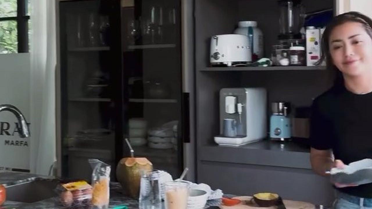 Potret Dapur Rumah Jessica Iskandar, Luas Bergaya Modern dengan Konsep Open Space yang Bikin Betah Masak