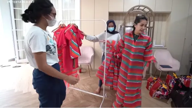Nagita Slavina Produksi dan Desain Baju Lebaran Sendiri