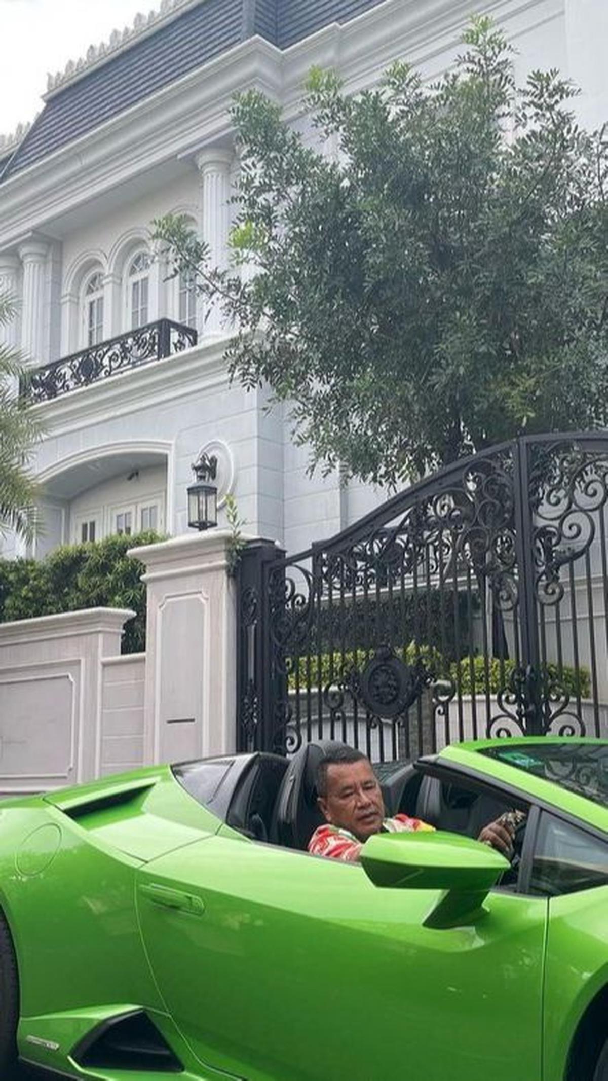 Hotman diketahui memiliki sebuah hunian megah yang ia tinggali bersama keluarga tercinta. Rumah itu berada di kawasan Kelapa Gading.