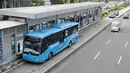 Bus Transjakarta melintas di Jalan Jendral Sudirman, Jakarta, Jumat (30/12). Rencananya pada malam tahun baru, bus Transjakarta akan beroperasi hingga pukul 02.00 WIB di semua koridor. (Liputan6.com/Yoppy Renato)
