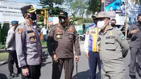 Satgas Covid-19 Garut tengah melakukan simulasi dan penyekatan dalam pelaksanaan PPKM darurat di kabupaten Garut, Jawa Barat. (Liputan6.com/Jayadi Supriadin)