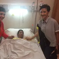 Sempat diusir oleh warga, kondisi Ibu Rosida amat buruk akibat kanker payudara. Lukanya bahkan telah menggerogoti setengah badannya. 