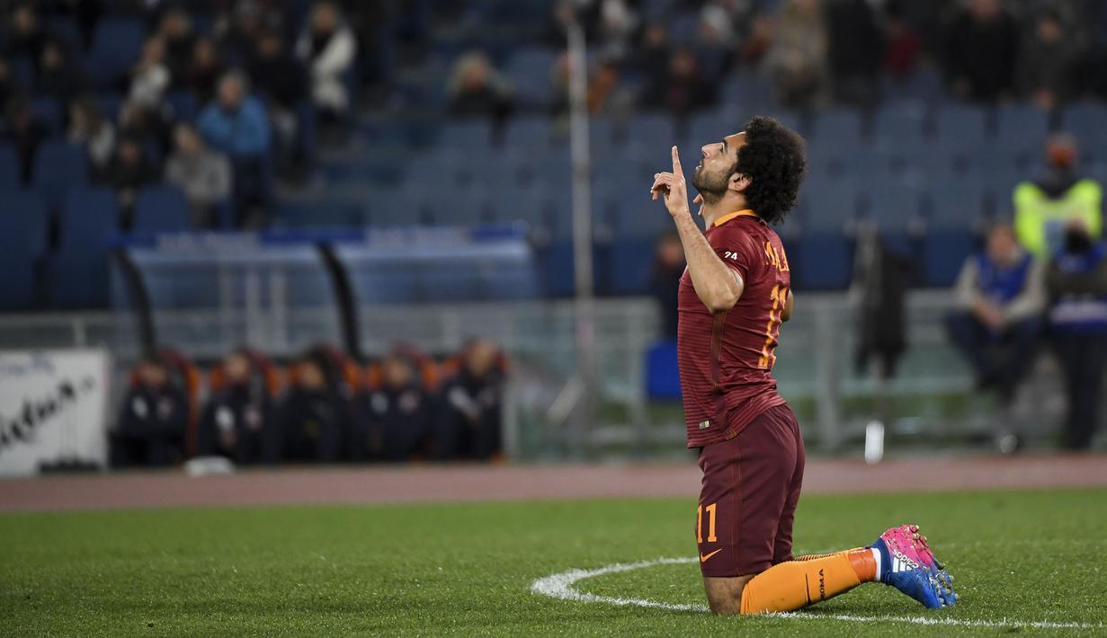 Sepakan kaki kiri pemain AS Roma asal Mesir, Mohamed Salah mengoyak jala Torino pada menit ke 17' cpada lanjutan Serie A di Olympic stadium, Rome, Italy, (19/2/2017).  (AFP/Andreas Solaro)