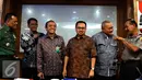 Menteri LHK (ad interim) Sudirman Said (tengah) usai berkoordinasi dengan sejumlah pihak di Kementerian LHK, Jakarta, Sabtu (5/9/2015). Pemerintah berupaya mengatasi kebakaran hutan dan lahan di Sumatera dan Kalimantan. (Liputan6.com/Yoppy Renato)