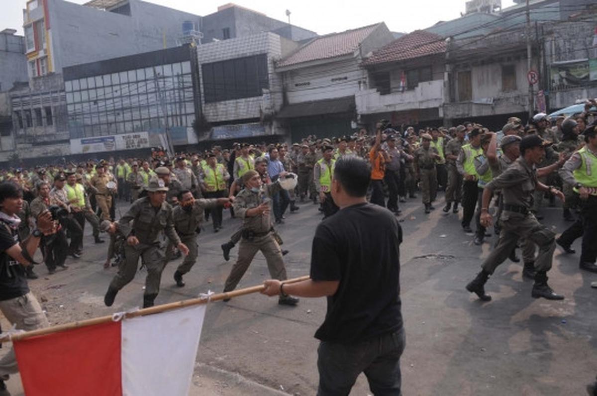 Tolak penggusuran, ratusan warga Kampung Pulo hadang Satpol PP