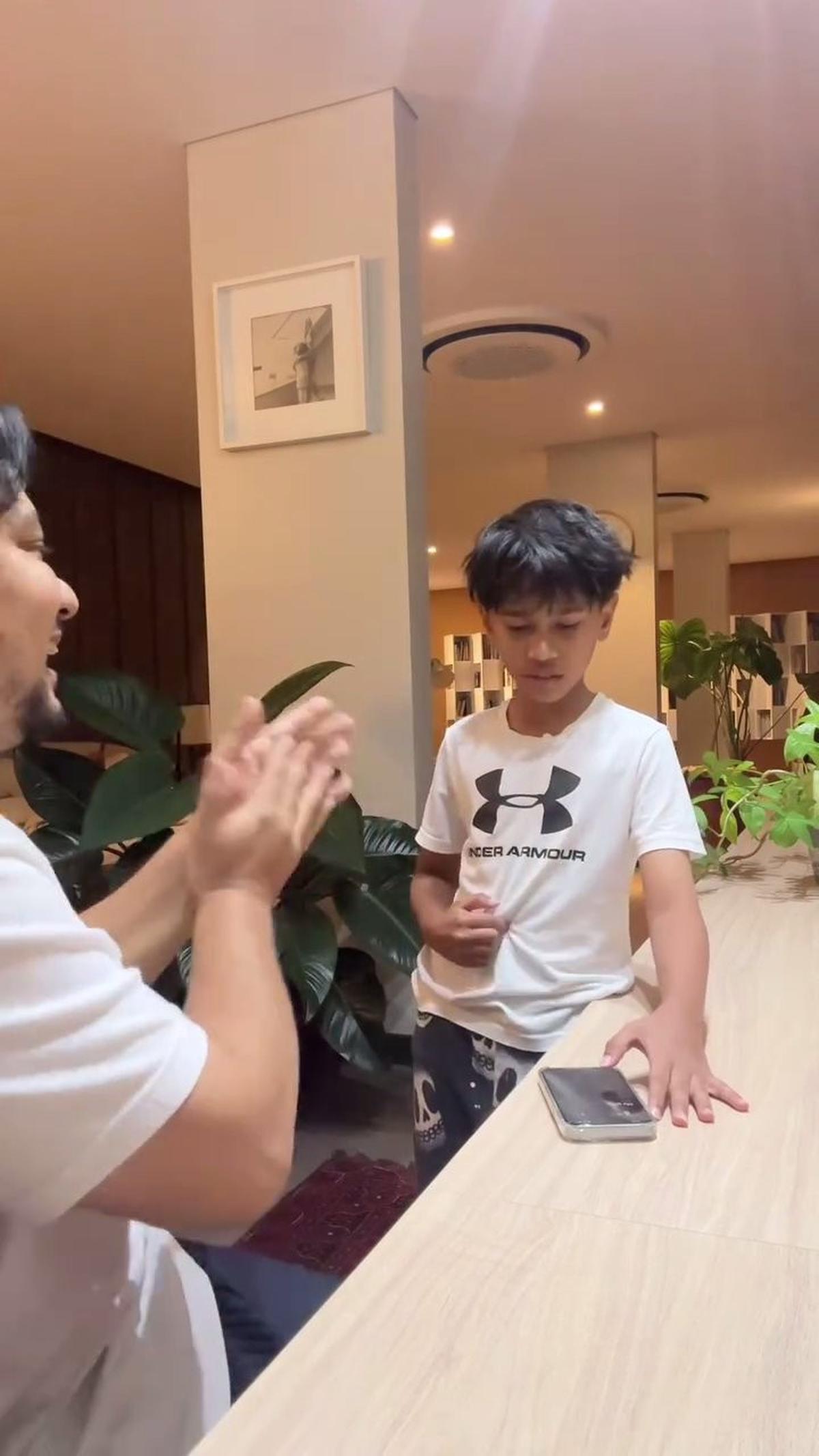 8 Potret Anak Lelaki Tompi yang Punya Suara Merdu, Begini Momen saat Berlatih Dengan Sang Ayah