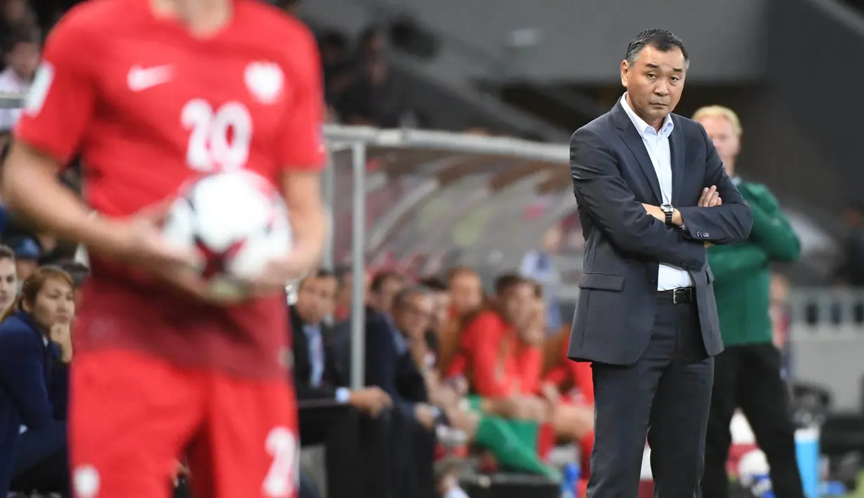 Pelatih Kazakhtan, Talgat Baisufinov menyaksikan timnya beraksi melawan Polandia pada kualifikasi grup E Astana Arena Stadium, Astana,  Kazakhstan, (5/9/2016) dini hari WIB.  (EPA/Bartlomiej Zborowski/POLAND OUT)
