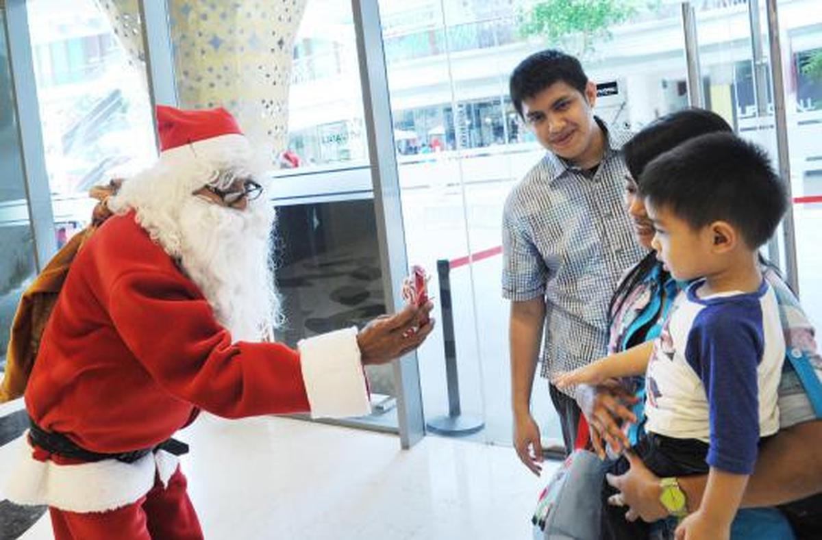 Santa Claus bagi-bagi hadiah di Lippo Mall Kemang