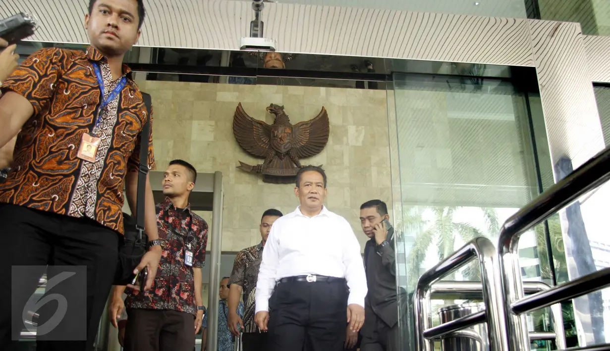 Kabareskrim Mabes Polri Komjen Pol Anang Iskandar berjalan keluar seusai mengadakan pertemuan di Gedung KPK, Jakarta, Jumat (11/9/2015). Anang datang berkoordinasi dengan KPK untuk penegakkan hukum. (Liputan6.com/Helmi Afandi) 