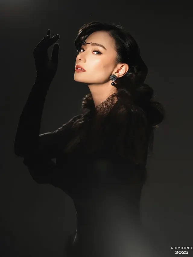 Pesona Klasik Asmirandah dengan Hollywood Glam Makeup Look yang Memikat