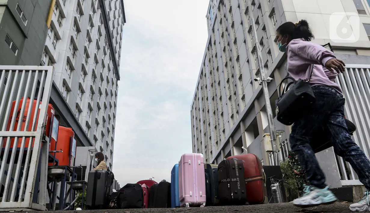 WNI yang baru kembali dari luar negeri tiba untuk menjalani isolasi di Wisma Atlet, Pademangan, Kemayoran, Jakarta Pusat, Sabtu (26/9/2020). Wisma Atlet Pademangan tengah mempersiapkan dua tower tambahan untuk merawat pasien terkonfirmasi positif COVID-19. (Liputan6.com/Johan Tallo)