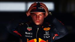 Strategi apik Max Verstappen dan tim Red Bull Racing di GP Amerika Serikat berhasil menjauhkan kejaran dari sang rival, Lewis Hamilton. Verstappen saat ini memimpin dengan raihan 287,5 poin. Ia tentu akan mati-matian di 5 balapan sisa untuk meraih gelar juara dunia. (AFP/Getty Images/Mark Thompson)