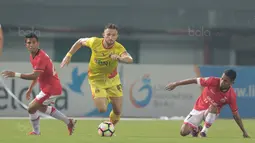 Aksi pemain Bhayangkara FC, Ilija Spasojevic melewati adangan pemain Persija Jakarta pada lanjutan Liga 1 2017 di Stadion Patriot Bekasi, Sabtu (12/11/2017). Bhayangkara kalah dari Persija 1-2. (Bola.com/Nicklas Hanoatubun)