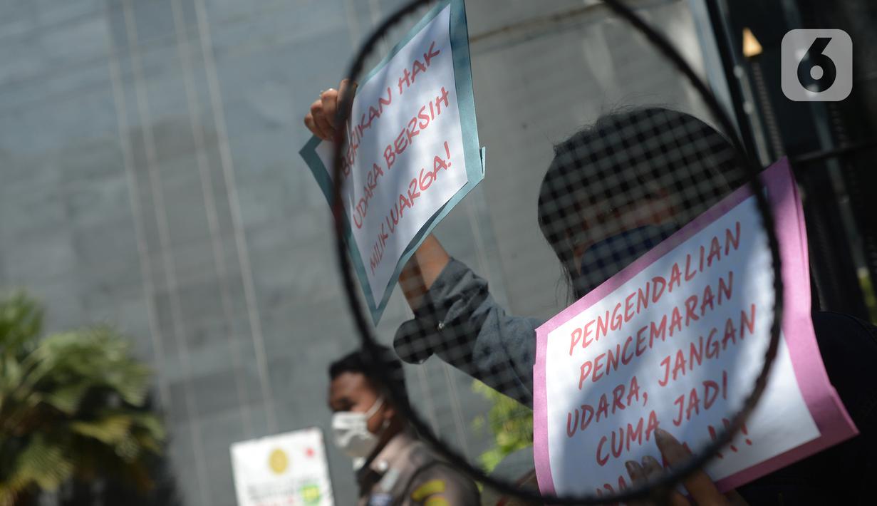 Aktivis yang tergabung dalam Koalisi Ibu Kota melakukan aksi sebelum sidang pembacaan putusan gugatan terkait polusi udara di luar Pengadilan Negeri Jakarta Pusat, Kamis (16/9/2021). Mereka menuntut pemerintah bisa mengendalikan polusi udara Jakarta dan sekitarnya. (merdeka.com/Imam Buhori)