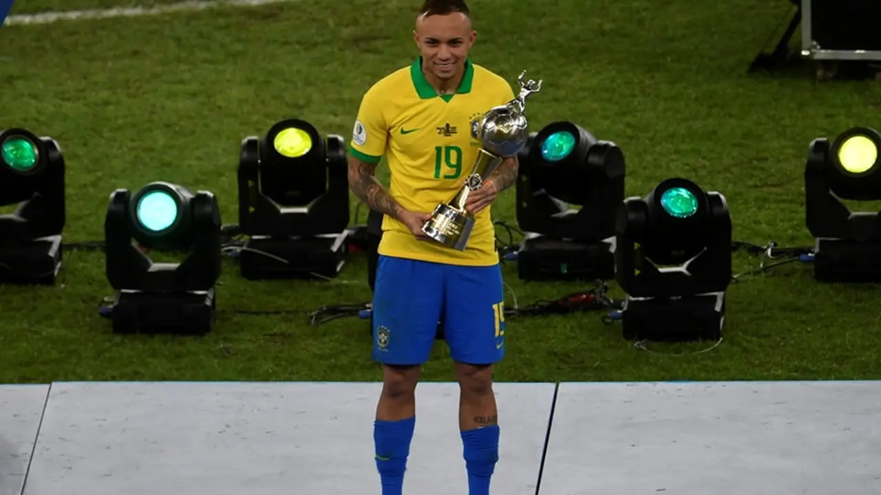 Penyerang Timnas Brasil, Everton Soares