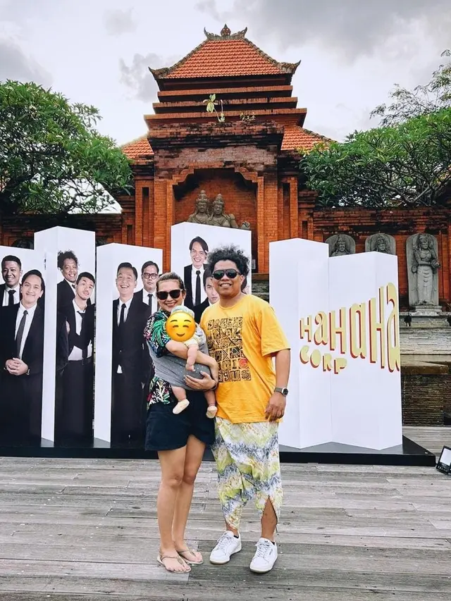 Indah Permatasari dan Arie Kriting sengaja menutupi wajah sang anak
