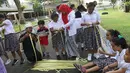 Anak-anak membuat karya tradisional di Halaman Istana Negara, Jakarta, Jumat (20/7). Presiden Jokowi dan Ibu Negara iriana mengajak anak anak tersebut bermain, berdendang, dan berimajinasi. (Liputan6.com/Angga Yuniar)