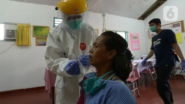 Puluhan Pedagang Pasar Burung Cipinang Kebembem Jalani Tes Swab