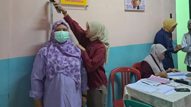 Pelaksanaan uji coba Pemeriksaan Kesehatan Gratis (PKG) di Puskesmas Beji, Depok.