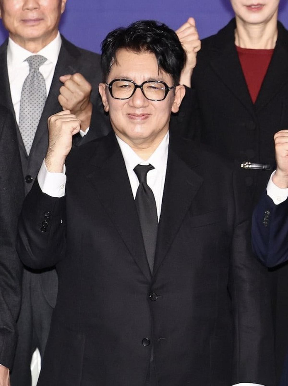 Penampilan Baru Bang Si Hyuk di Publik Sukses Jadi Sorotan Netizen, Disebut Tampak Berbeda