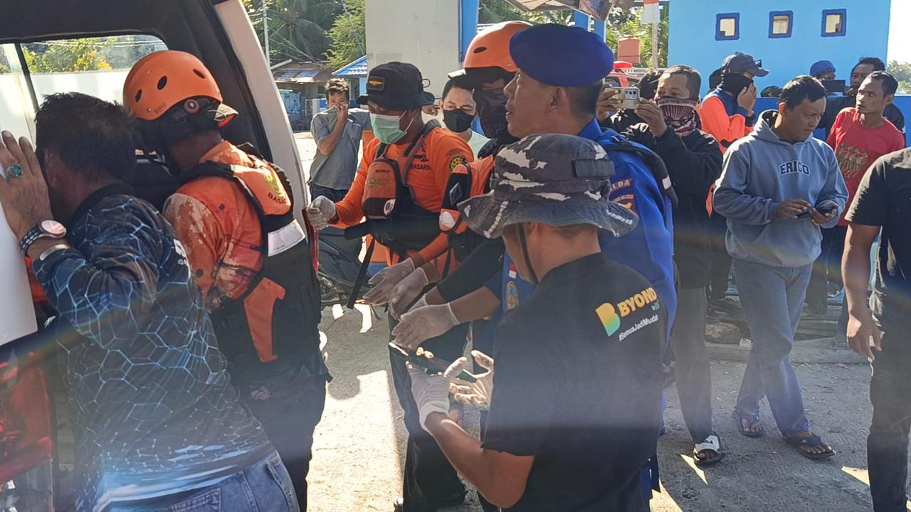 Tim SAR gabungan mengevakuasi nelayan yang jatuh di laut. (Dokumen Basarnas Makassar)