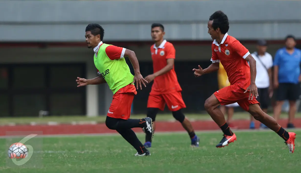 Pemain Persija, Bambang Pamungkas (kiri) mengejar bola saat latihan uji lapangan di Stadion Patriot Candrabhaga, Bekasi, Selasa (4/4). Persija akan melakoni laga uji coba melawan Timnas Indonesia U-22, (5/4). (Liputan6.com/Helmi Fithriansyah)