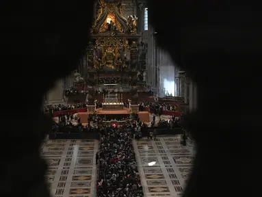 Orang-orang mengantre untuk memberi penghormatan terakhir saat mendiang Paus Fransiskus disemayamkan di Basilika Santo Petrus di Vatikan, pada 25 April 2025. (Tiziana FABI/AFP)