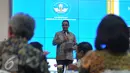 Mendikbud Anies Baswedan saat menyampaikan hasil kinerja selama setahun menjabat di kantor Kemendikbud, Rabu (30/12). Anies menyampaikan syarat kelulusan dalam ujian nasional yang terus menerus menjadi masalah. (Liputan6.com/Faisal R Syam)