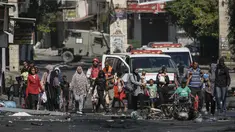Penduduk kamp pengungsi Jenin meninggalkan rumah mereka ketika militer Israel melanjutkan operasi di daerah itu pada Selasa, 4 Juli 2023. (AP Photo/Majdi Mohammed)