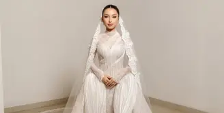 Di momen spesial tersebut, penampilan Jennifer Coppen sukses mencuri perhatian. Jika sebelumnya ia tampil dalam balutan kebaya adat, kali ini Jennifer hadir dengan gaun pengantin megah yang menjadi salah satu penampilan paling berkesan dalam seluruh rangkaian pernikahannya. [@jennifercoppenreal20].